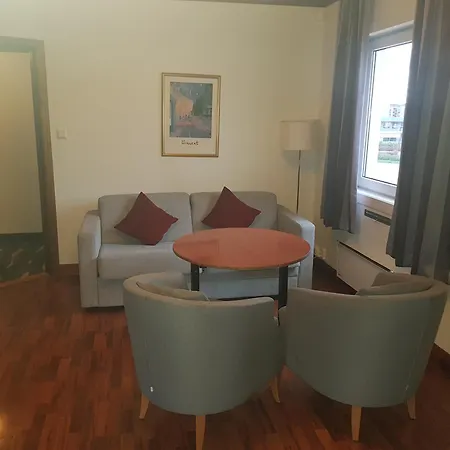 Folkehogskule Sommarhotell Leirvik * 스토르드