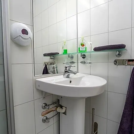 Folkehogskule Sommarhotell Leirvik *